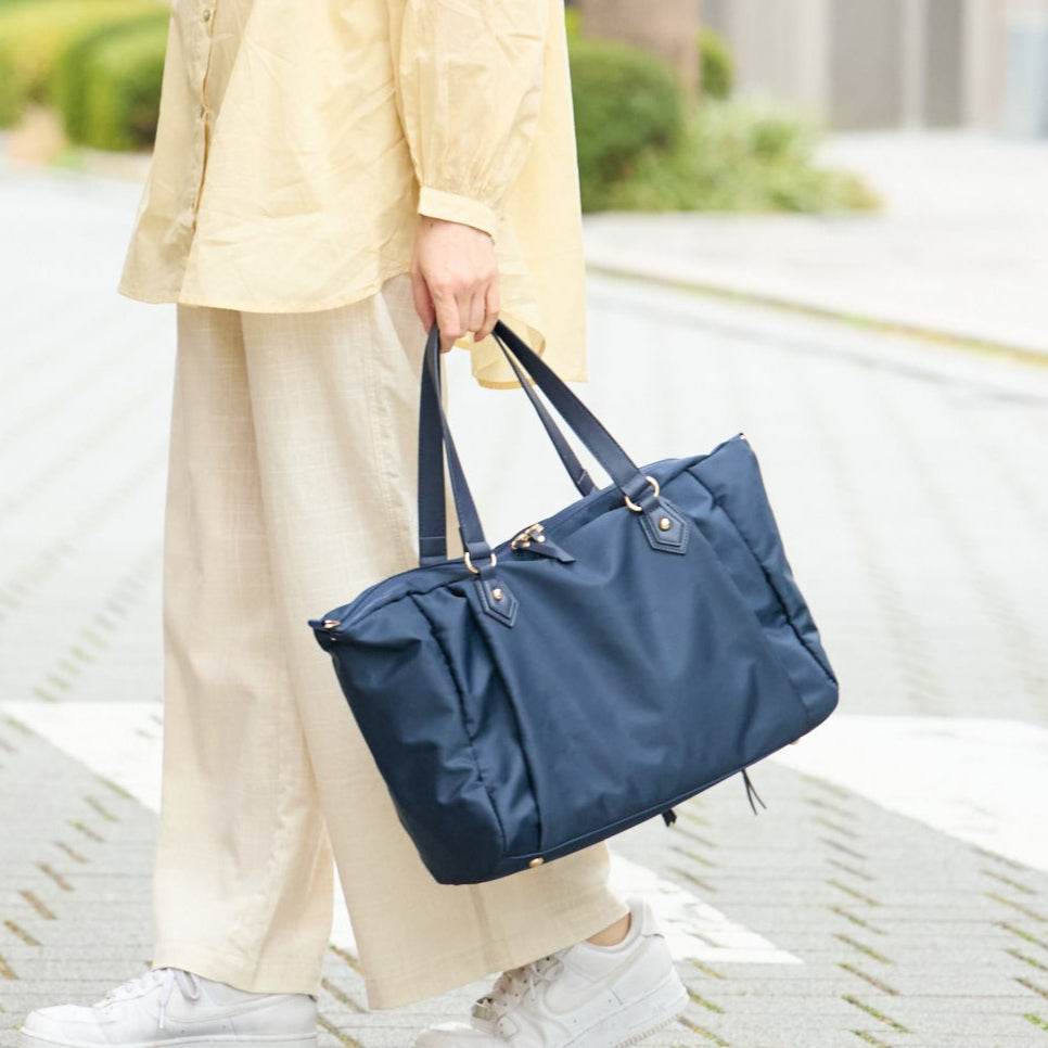 しっかりとした素材&ストラップで、荷物を入れても型崩れなし