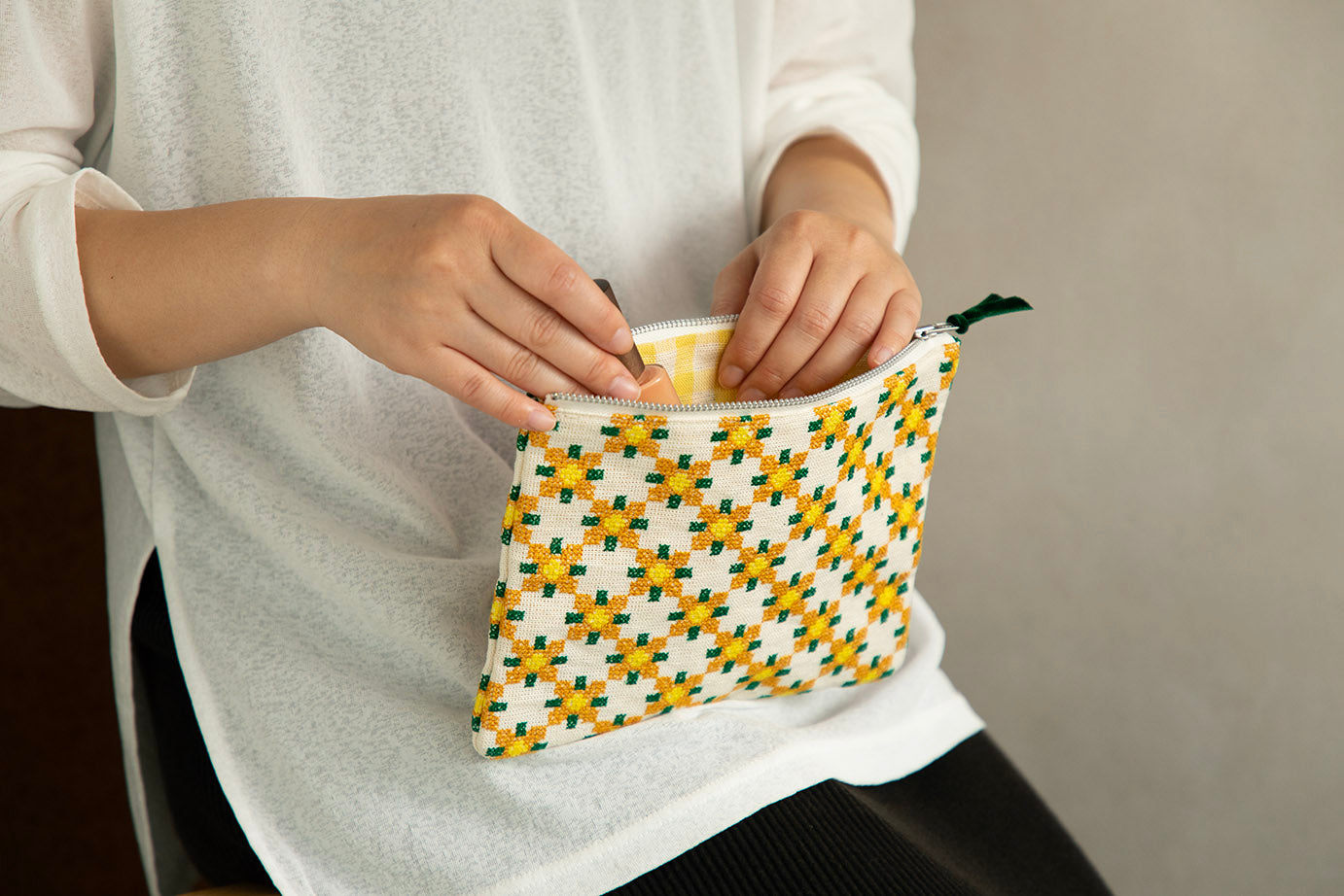 刺繍ポーチ ダンデライオン【テンジンファクトリー】