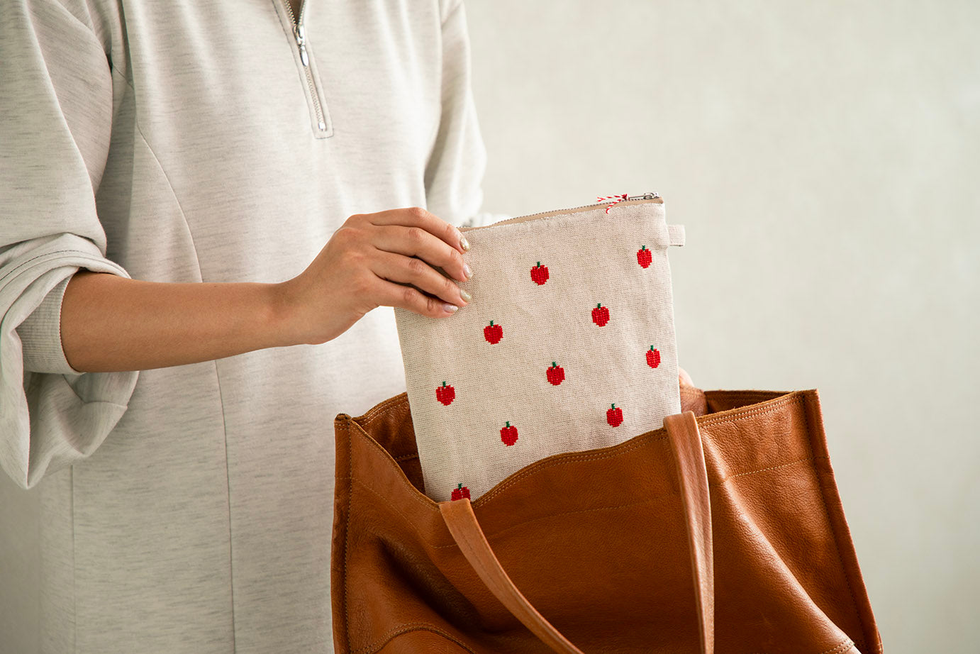 刺繍ポーチ りんご【テンジンファクトリー】