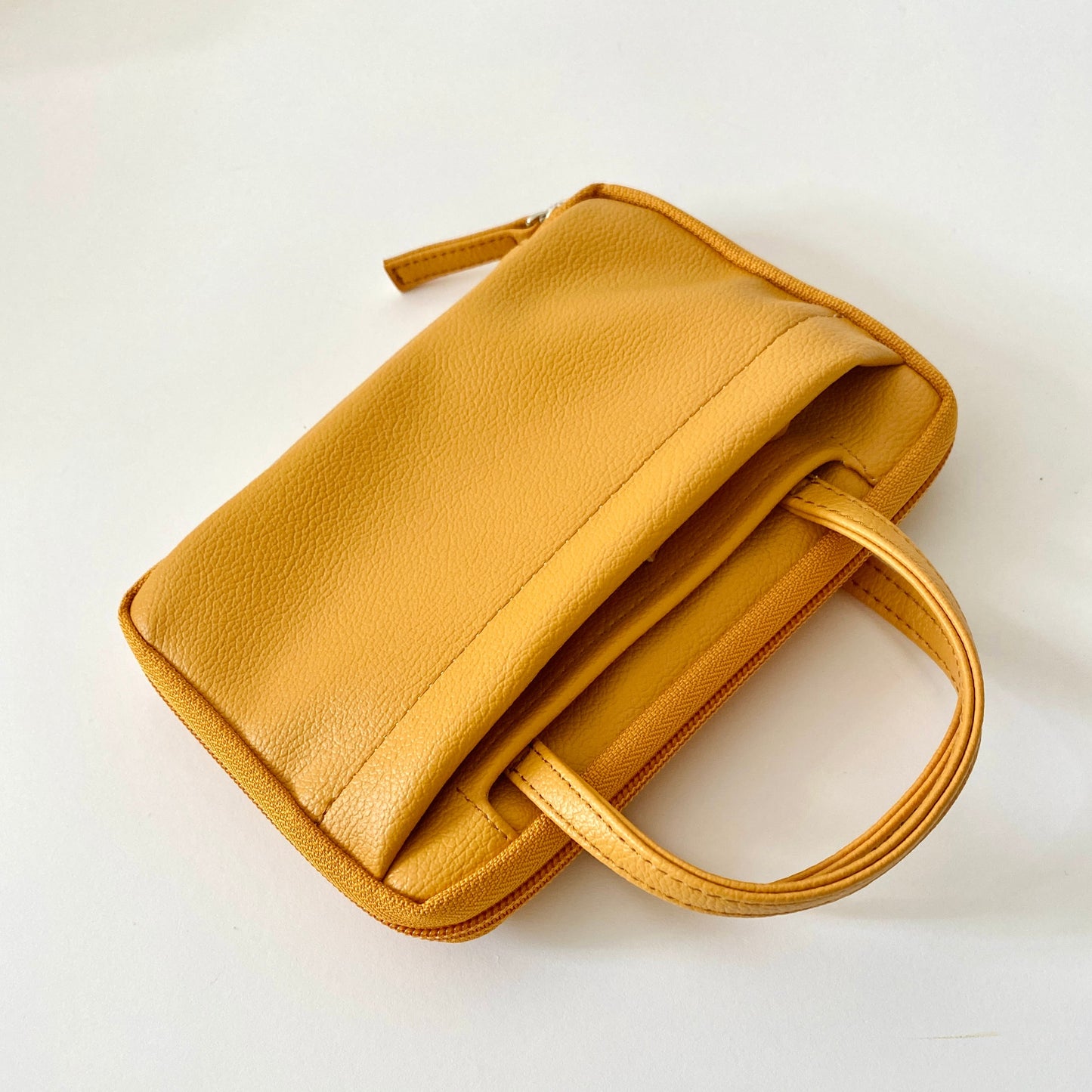 読むしかできないハンドバッグ