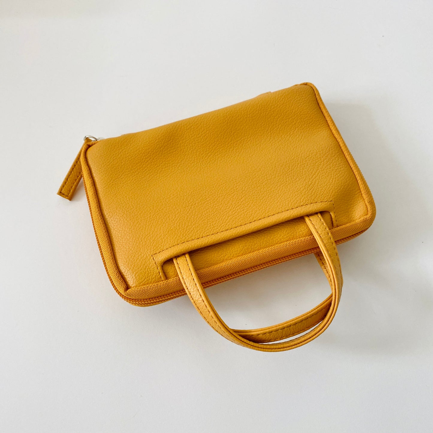 読むしかできないハンドバッグ