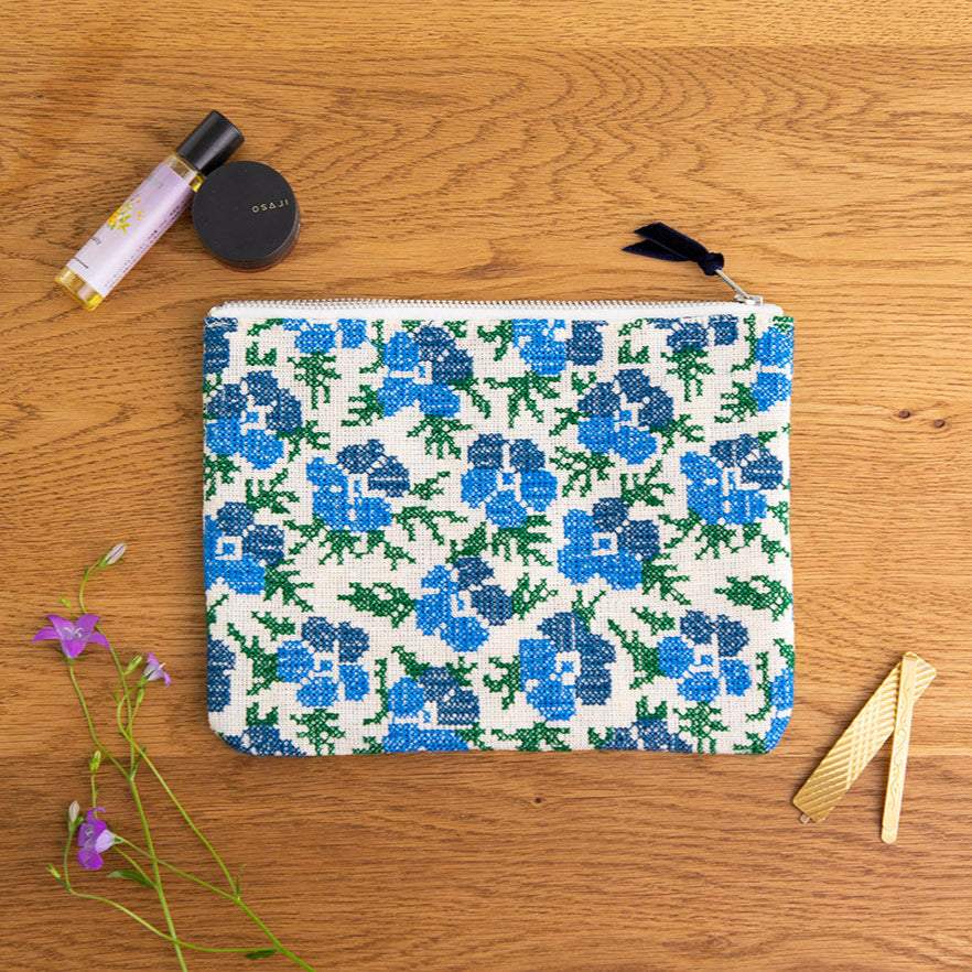 刺繍ポーチ 青い花【テンジンファクトリー】