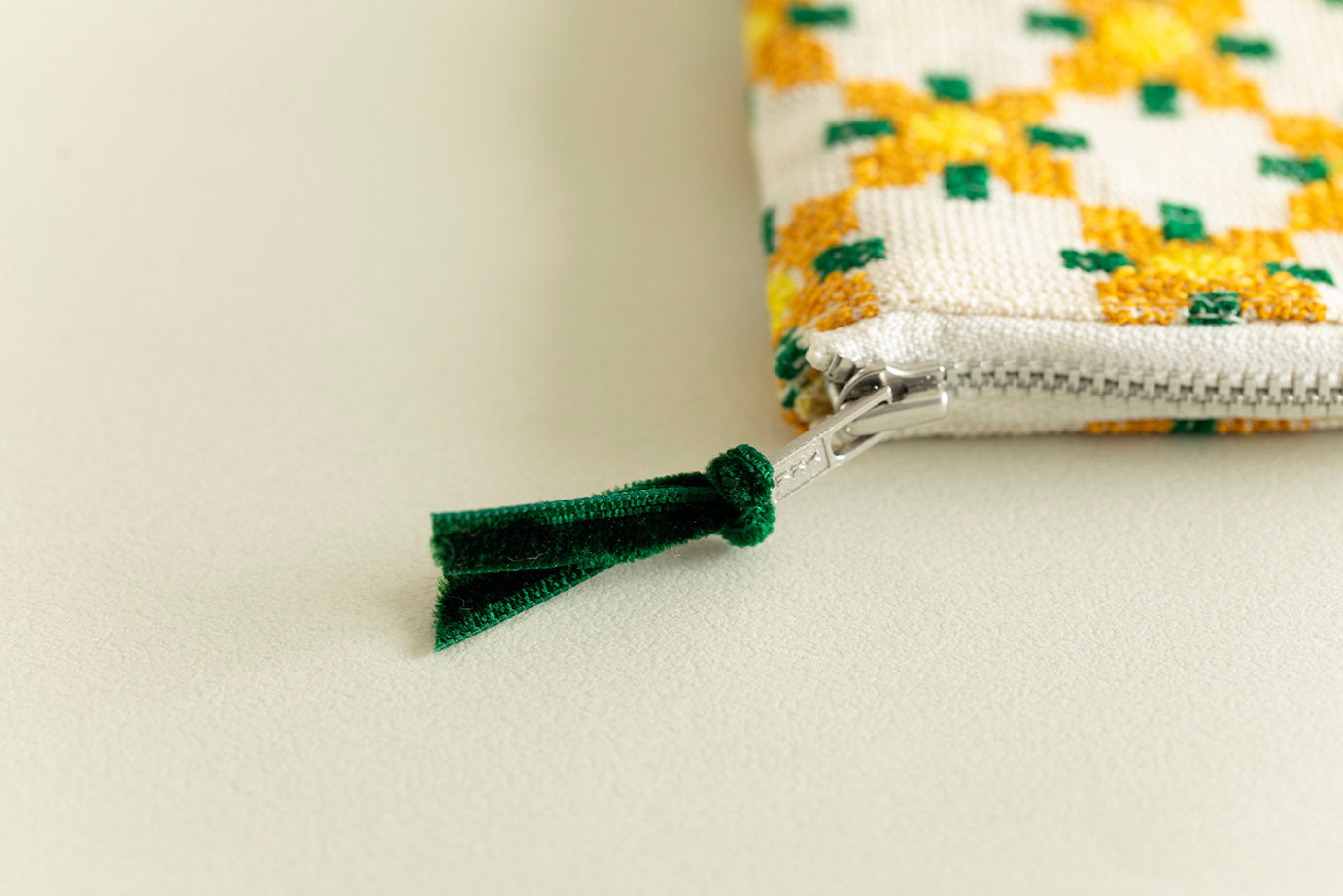 刺繍ポーチ ダンデライオン【テンジンファクトリー】