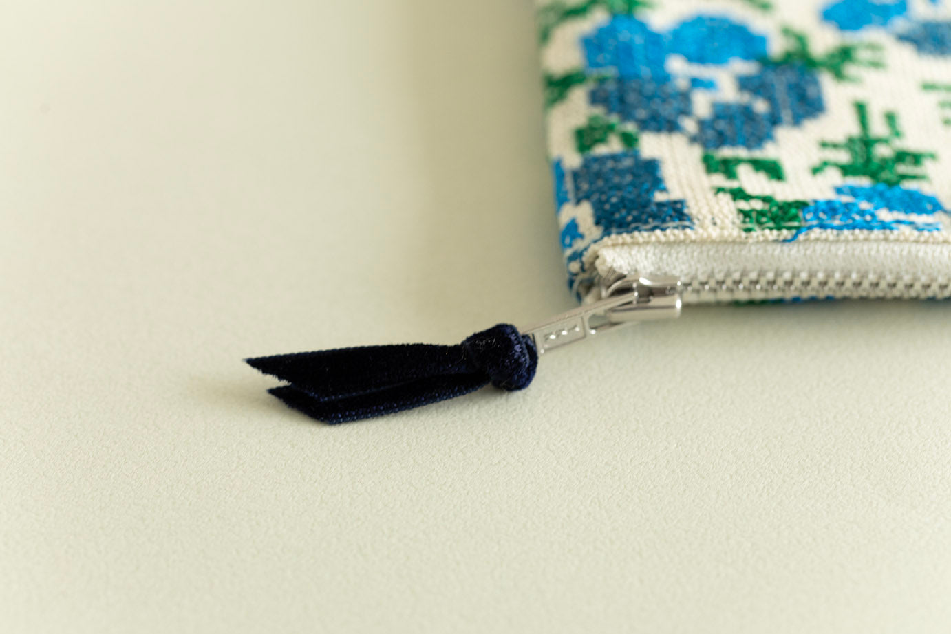 刺繍ポーチ 青い花【テンジンファクトリー】 – ことりっぷ