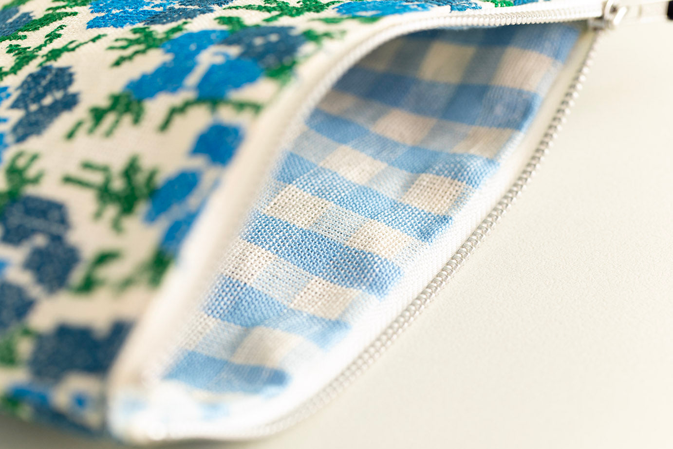 刺繍ポーチ 青い花【テンジンファクトリー】