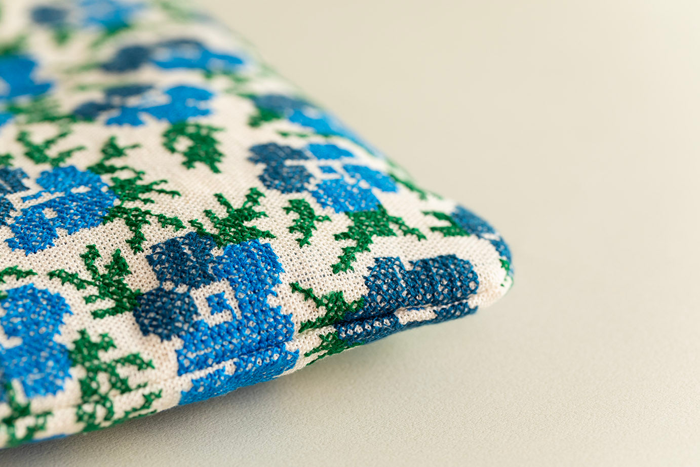 刺繍ポーチ 青い花【テンジンファクトリー】