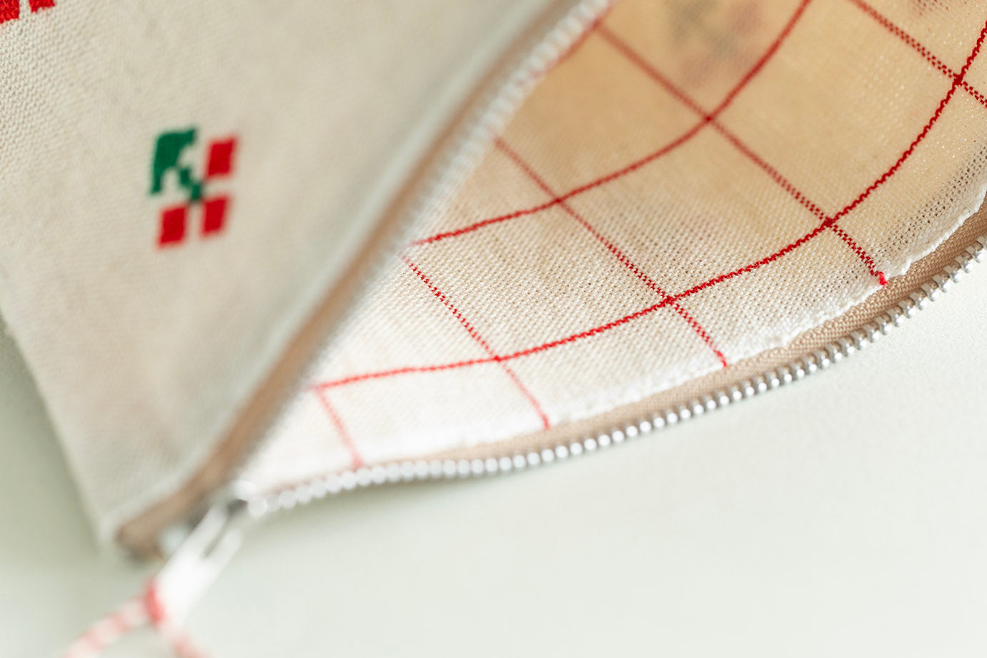 刺繍ポーチ アマリリス【テンジンファクトリー】