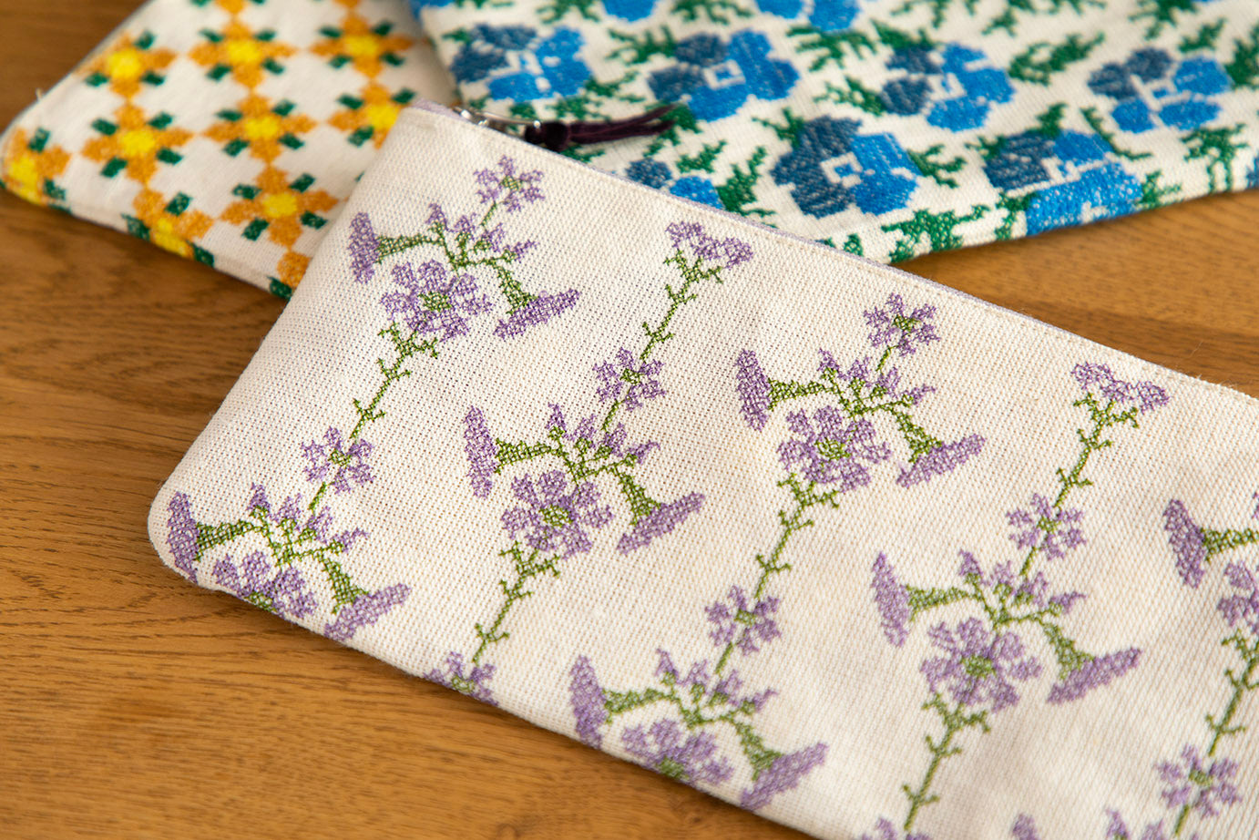 刺繍ポーチ ベルフラワー【テンジンファクトリー】