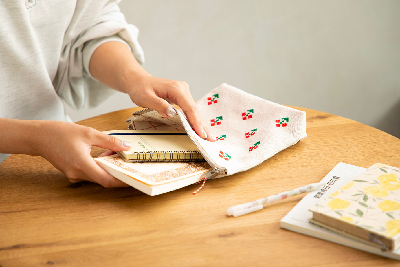 刺繍ポーチ アマリリス【テンジンファクトリー】